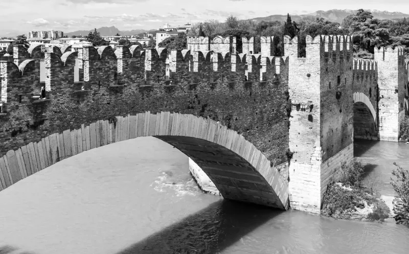 The Castelvecchio bridge over the Adige, in black and white